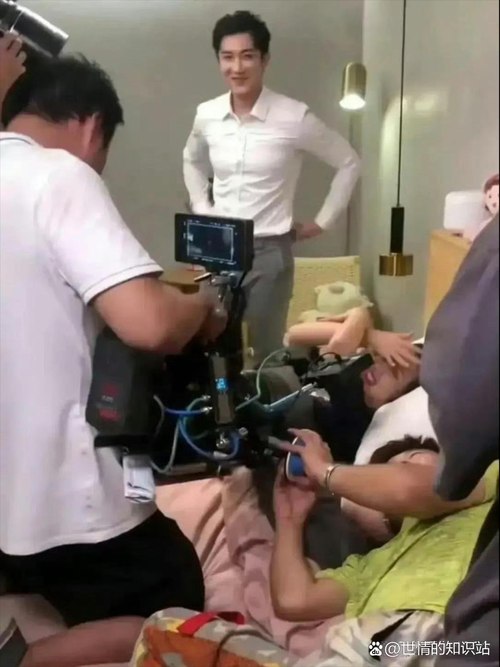 SEO标题：电影院约会翻车实录：被男朋友弄湿后的尴尬与甜蜜瞬间（含影院突发事件应对、情侣尴尬化解、约会意外处理）