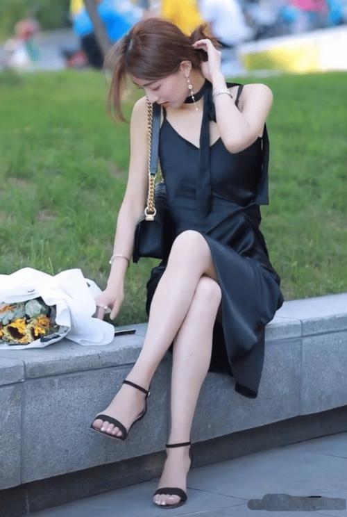 邻居少妇的秘密：深夜阳台的暧昧信号，让我心跳加速的秘密约会