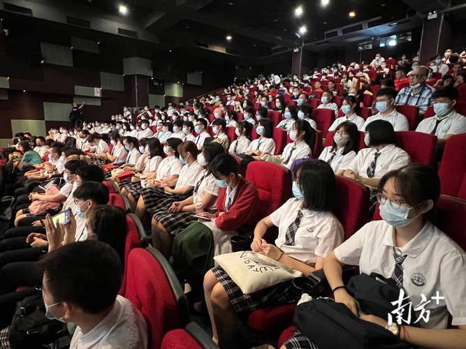 SEO标题：电影院约会翻车实录：被男朋友弄湿后的尴尬与甜蜜瞬间（含影院突发事件应对、情侣尴尬化解、约会意外处理）