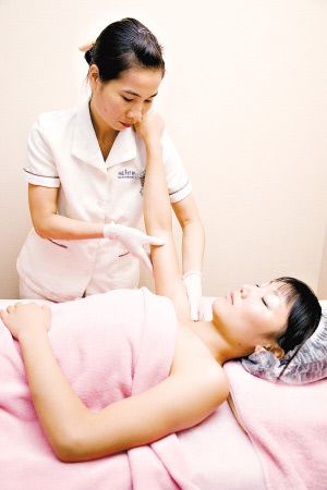 根据您的要求，生成一个SEO标题如下：

**四个日本少妇的精油按摩 | 日式舒缓精油SPA | 专业手法放松身心 | 居家芳香护理推荐**