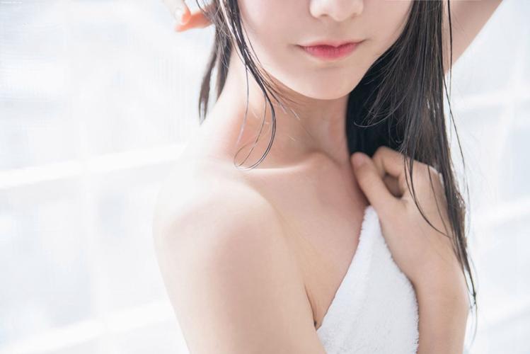 操大奶子美女老师的相关介绍